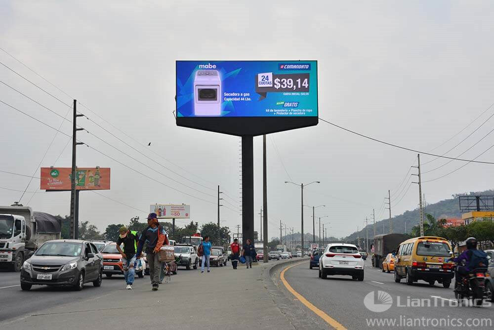 Vallas publicitarias LED al borde de la carretera, Ecuador